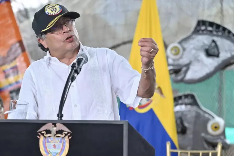 El Presidente Gustavo Petro se opone al aumento en la tarifa del transporte público