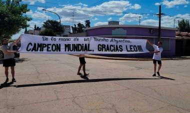 Los festejos en el pueblo natal de Scaloni, vecinos de Pujato salieron a las calles.