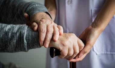 Personal doméstico: ¿cuánto cobran las niñeras y los cuidadores de adultos en marzo de 2023?