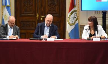 Antes del acto con Aníbal, Perotti firmó convenio por la UIF en Rosario y habló del “cambio” de Nación