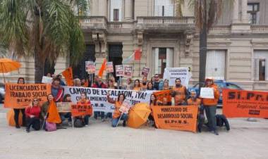 Trabajadores de Siprus pidieron frente a Casa de Gobierno que se cumpla la Ley 13.913: "Se pasan la pelota diciendo que no hay plata"