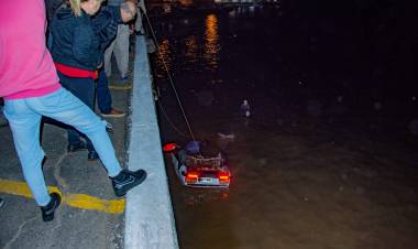 Muere una persona de 49 años,  al caer junto con su vehículo al Río Paraná.