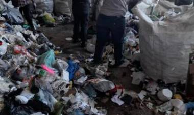 Relleno sanitario: las y los trabajadores deben clasificar los residuos a mano como consecuencia del robo de cables de electricidad