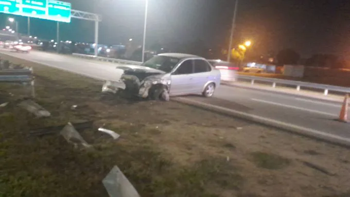 Choque fatal en Circunvalación: murió un conductor tras despistar e impactar contra un guardarraíl