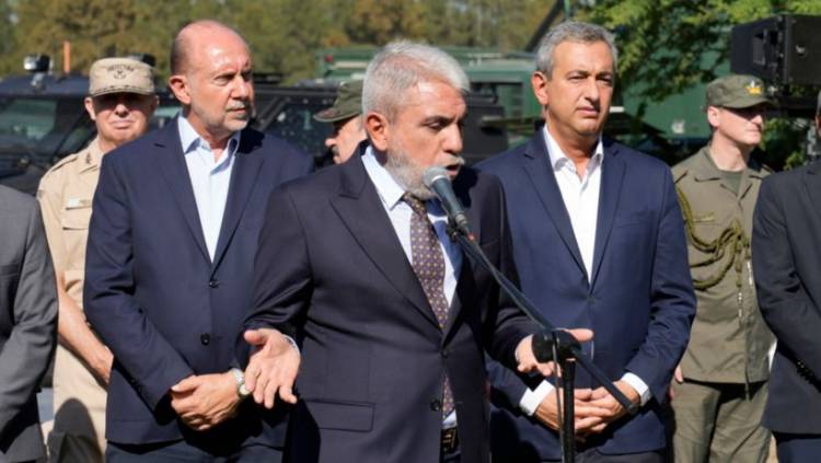 Aníbal Fernández recibió a los nuevos agentes federales en Rosario y reclamó que lleguen "hasta el hueso"