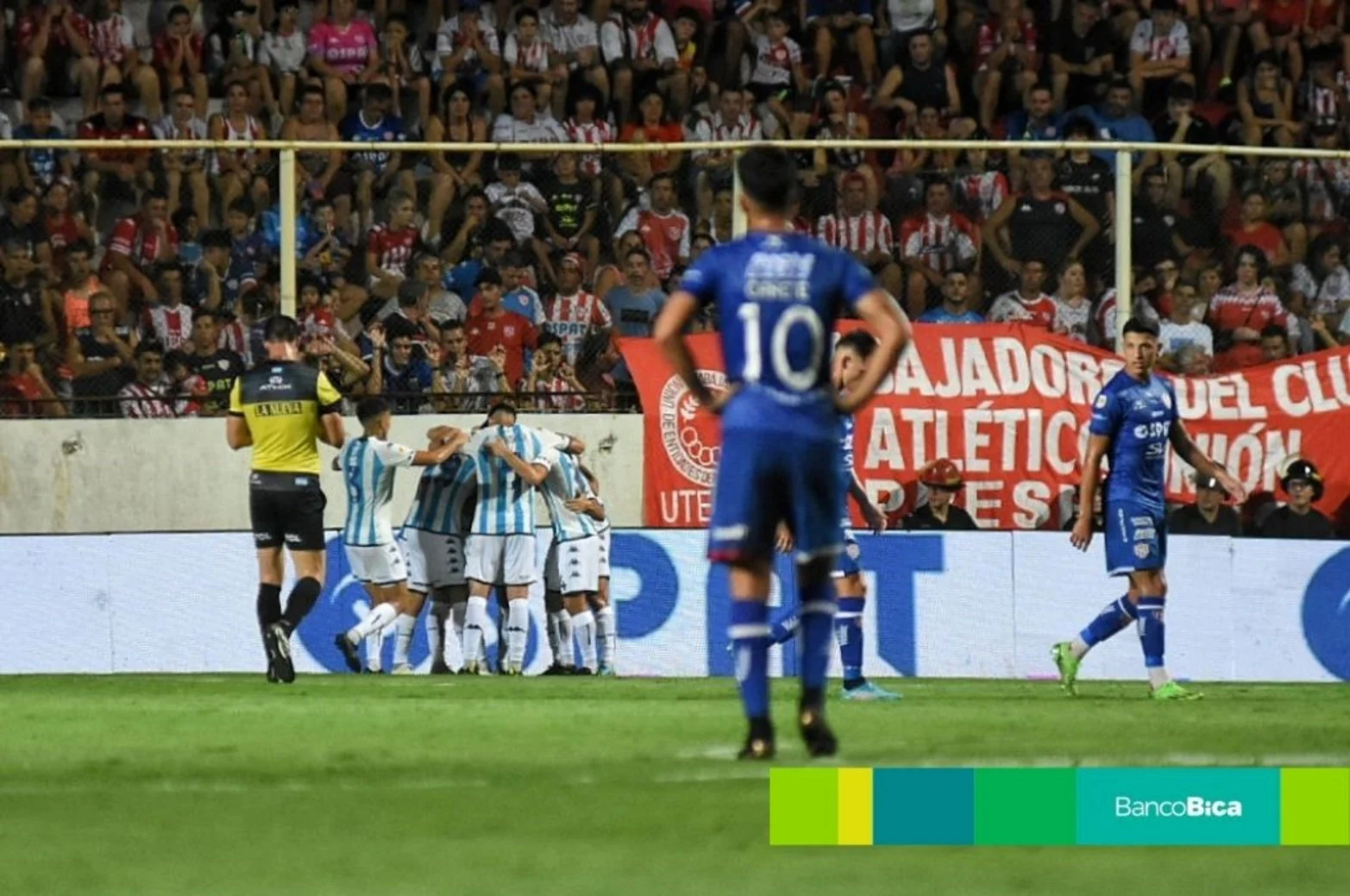 Ni el VAR le da una mano a Unión: perdió con Racing en Santa Fe
