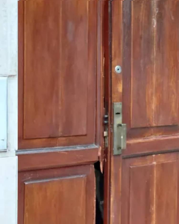Los bocinazos de un colectivero y un taxista evitaron un robo en barrio Sur: los delincuentes serruchaban un portón de madera