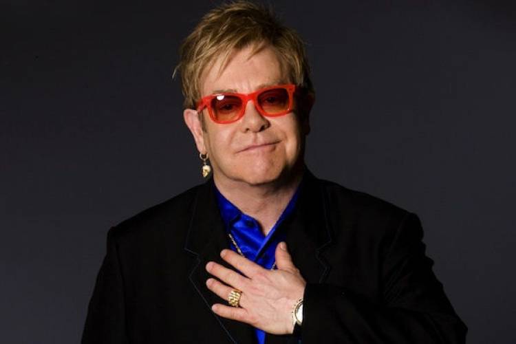 Elton John “de vuelta en casa y goza de buena salud” tras una breve internación