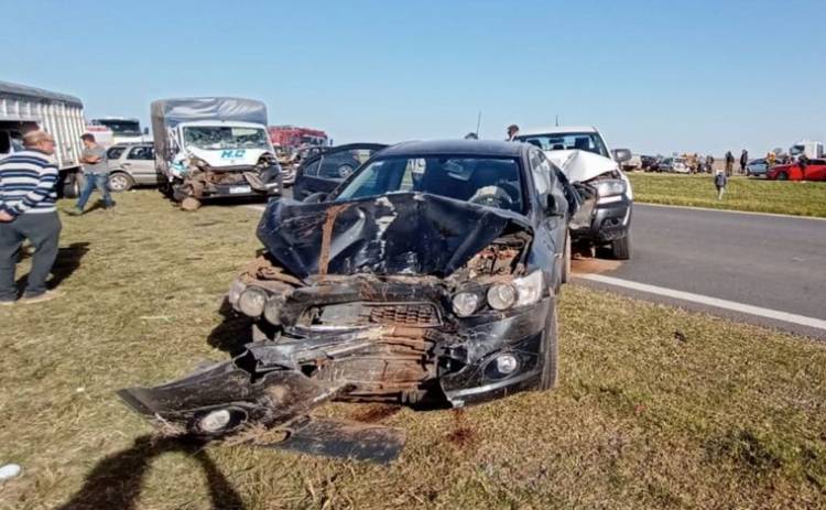 Tormenta de viento:  Al menos un muerto y decenas de heridos tras impactante choque múltiple en autopista Rosario-Córdoba