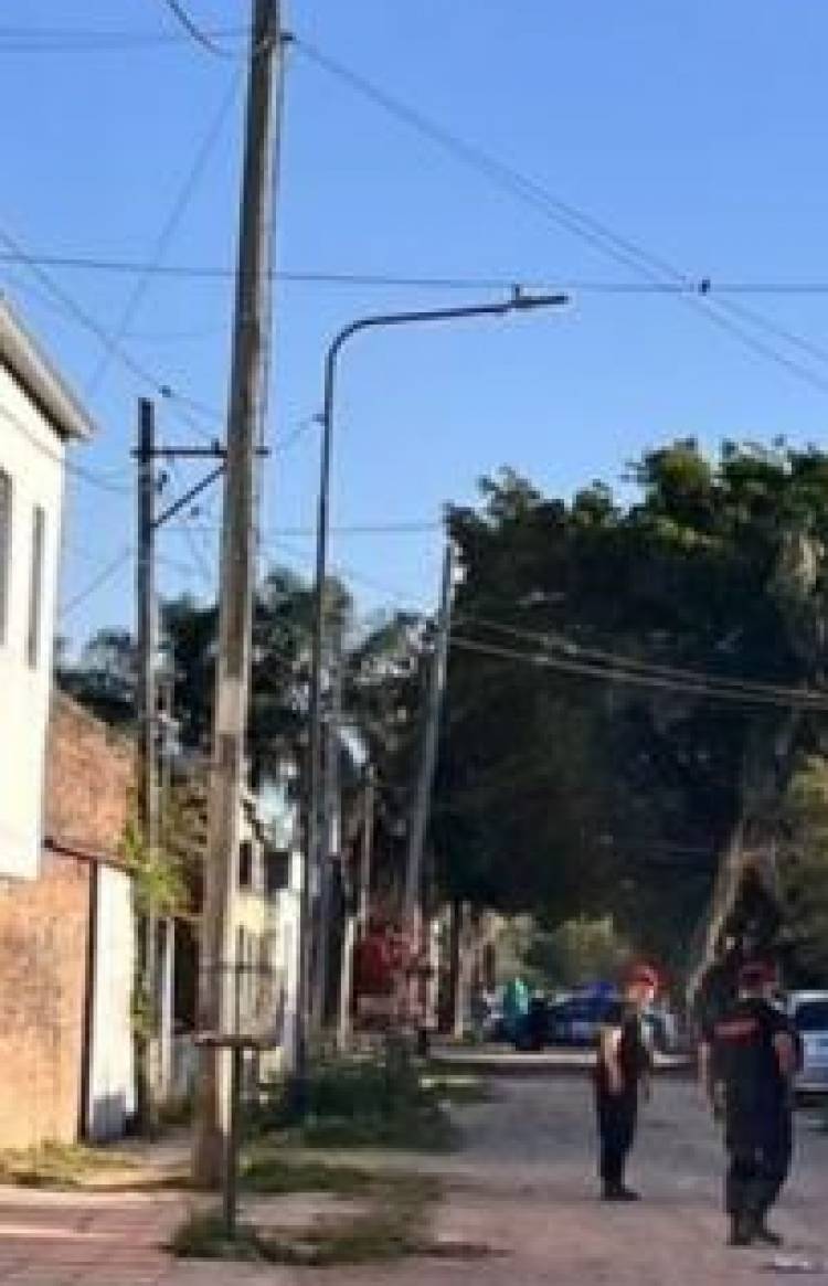 Un joven levantó una bolsa en la vía pública, en el Barrio San José, y se le detonó un artefacto explosivo.