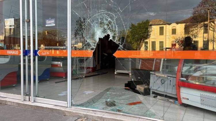 Quemaron dos autos y rompieron la vidriera en un comercio de Santa Fe