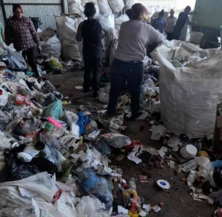 Relleno sanitario: las y los trabajadores deben clasificar los residuos a mano como consecuencia del robo de cables de electricidad